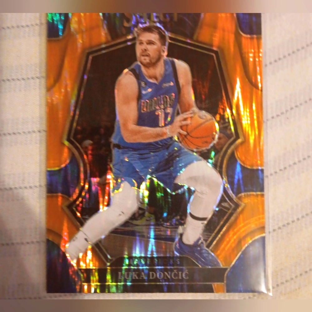 Luka Doncic No.151 2022-23 Panini Select Premier Level Orange Flash
